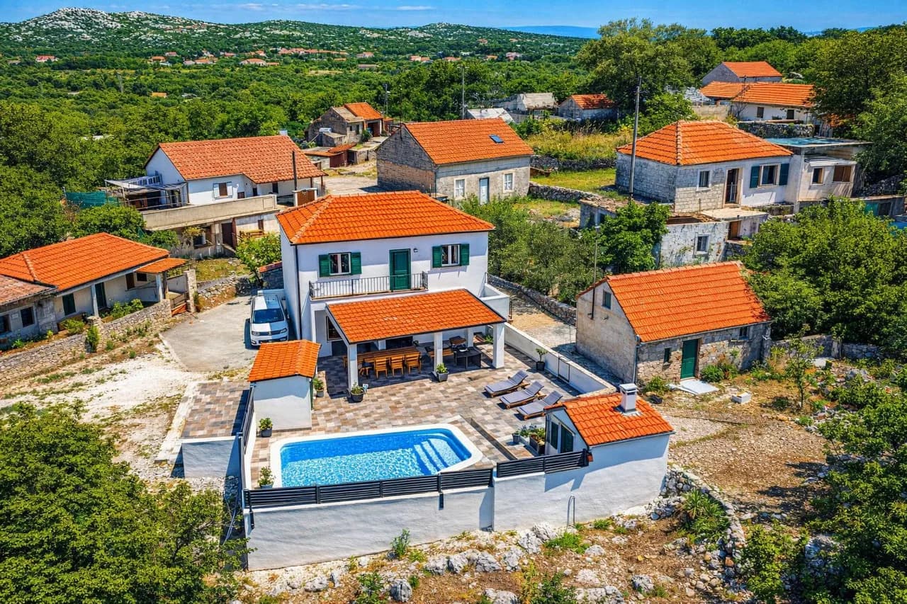 Private Pool Vacation Home in Ljubitovica