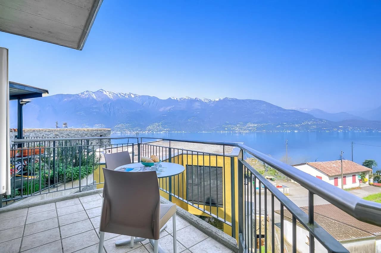 Lakeside Villa in Gambarogno Ticino