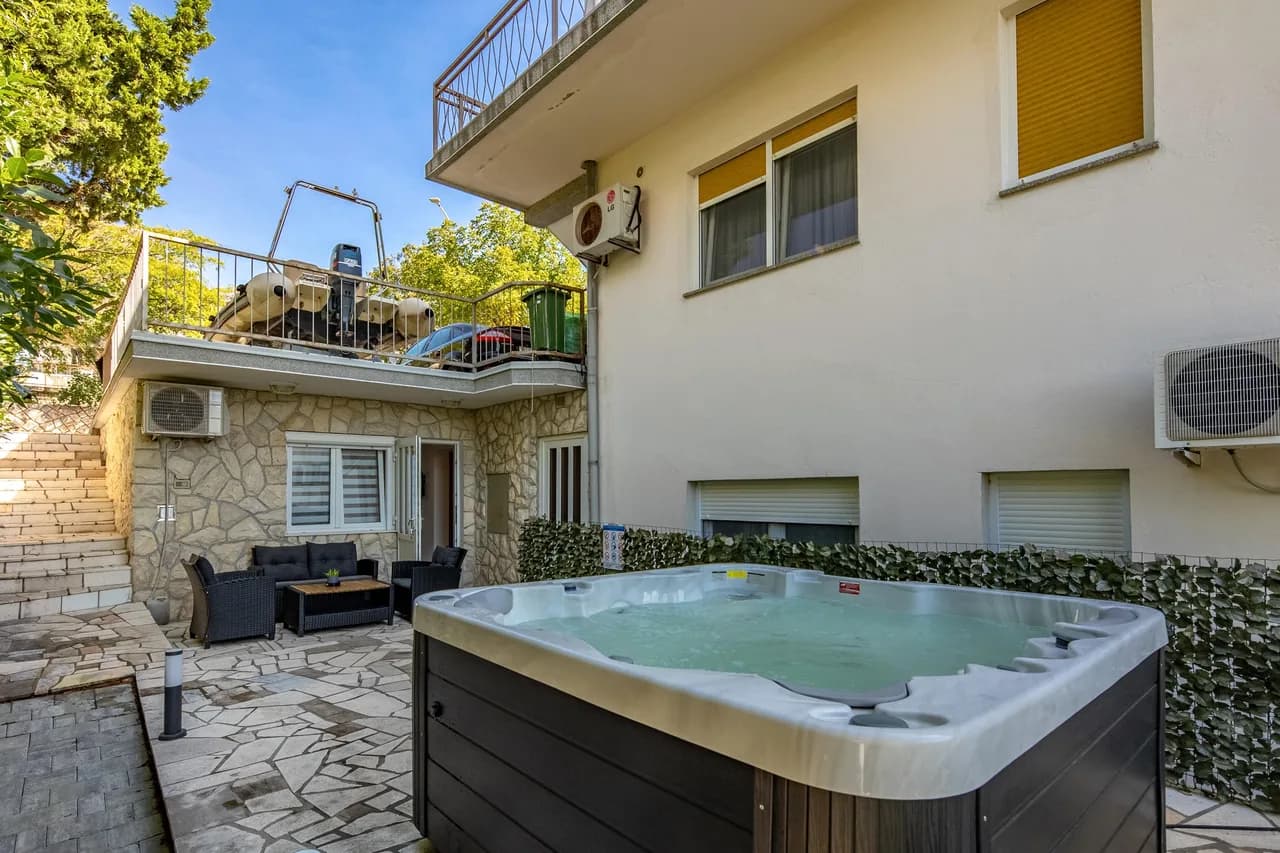 Seaview Apartment With Jacuzzi Ivano
