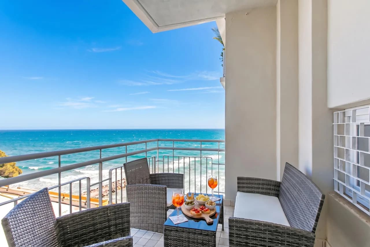 Kenyon Charm - Total Sea View