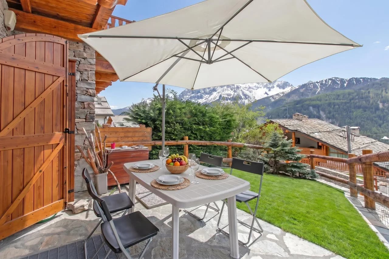 Modern Ski-In Ski-Out Apartment in Bardonecchia