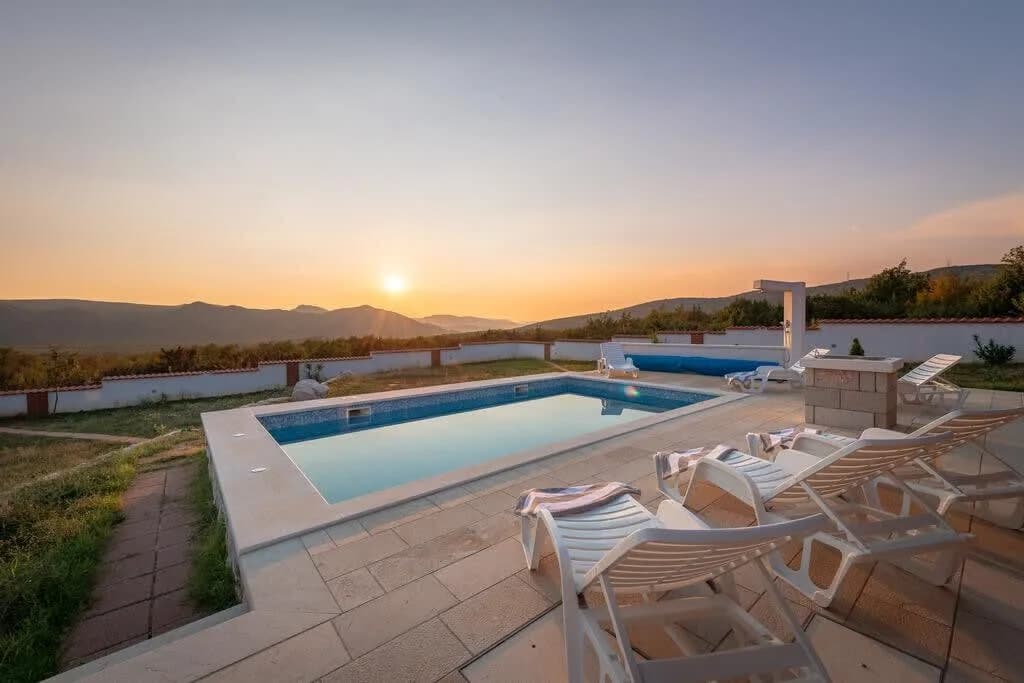 Beautiful Villa in Vucevica with Pool and Garden