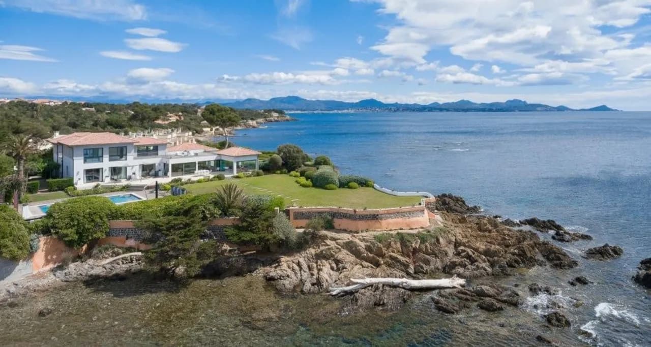 Stunning Villa on the Edge of a Cliff