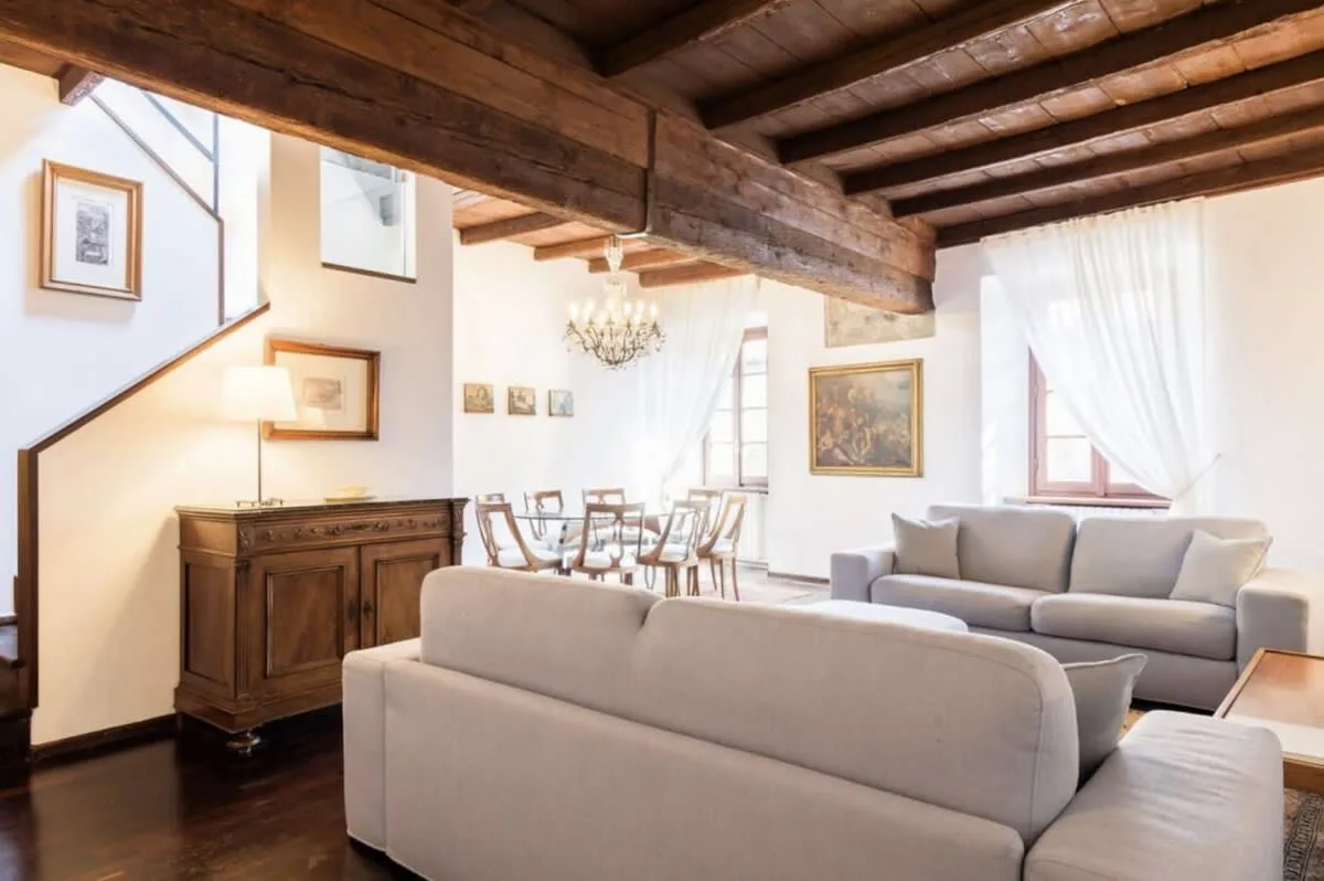 3 BR Luxurious Flat with Classic Attic