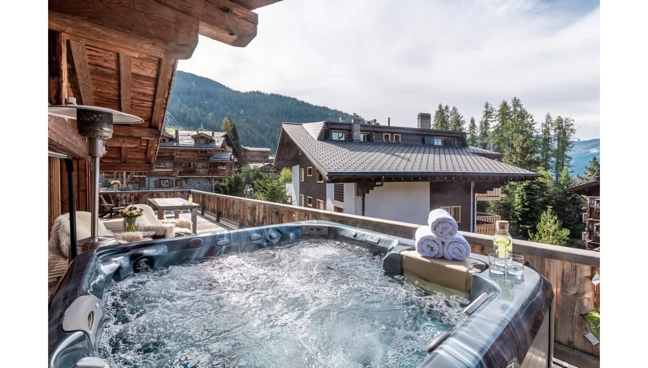 Stylish Snow Penthouse With Sparkling Jacuzzi