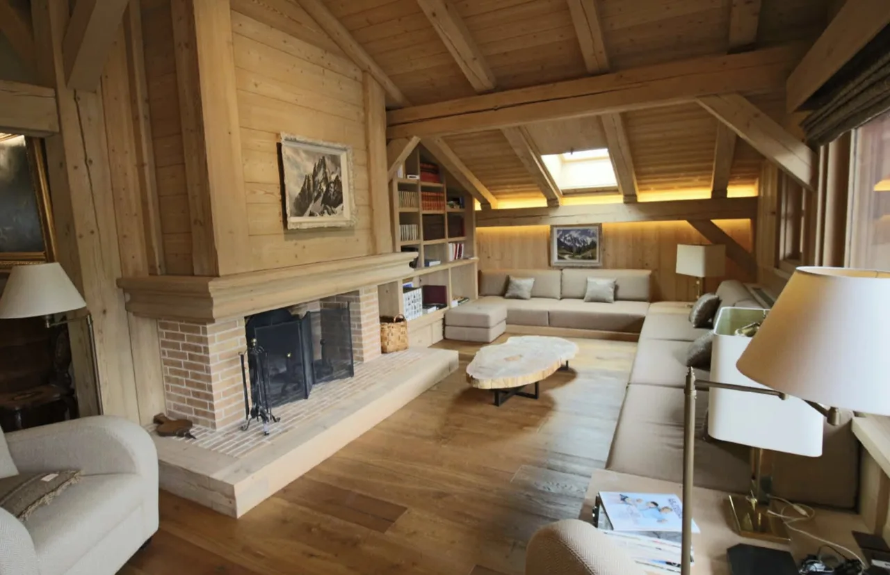 Artistic Apartment in the Heart of Village Centre