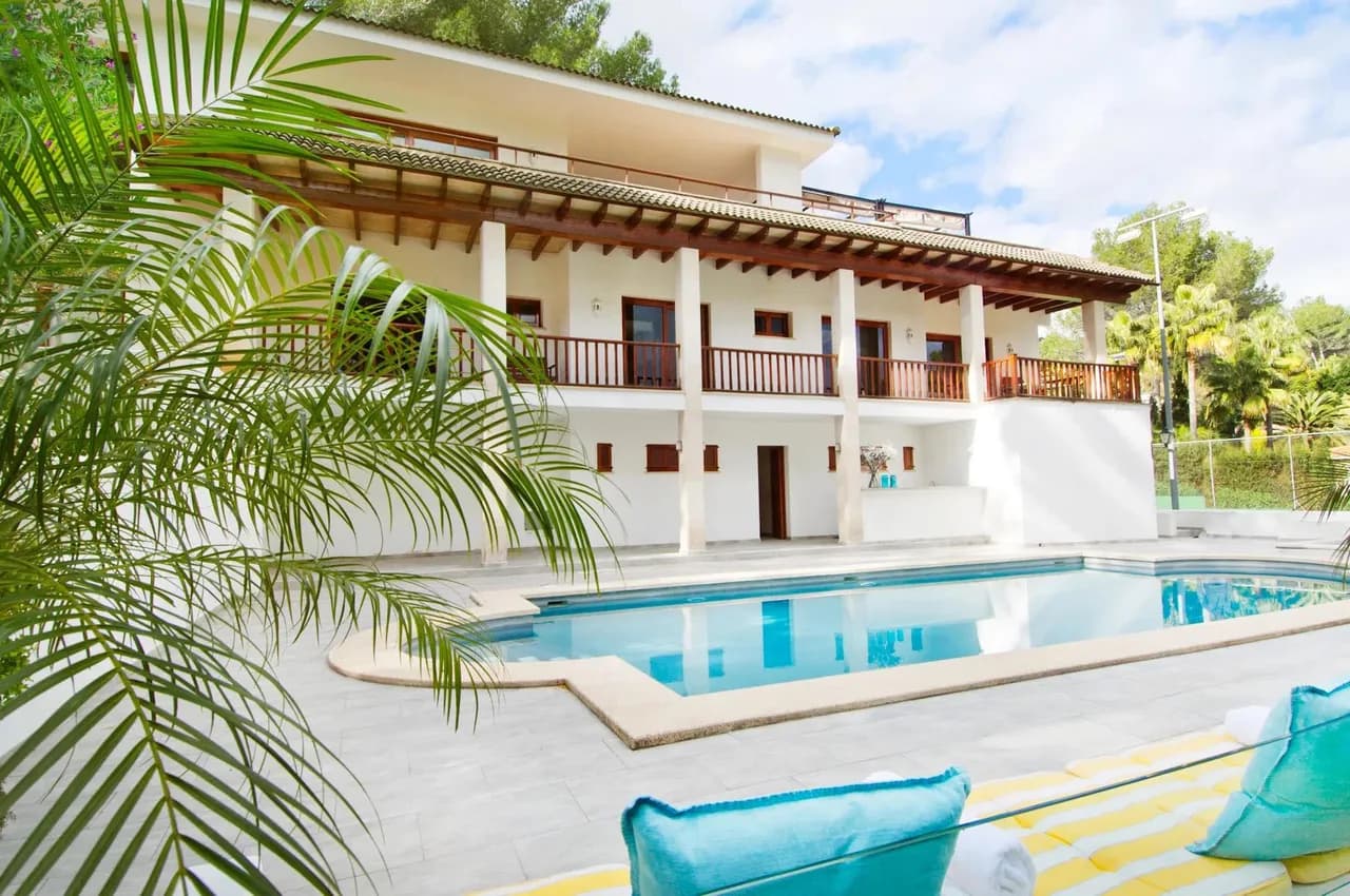 Amazing Family Vacation Villa With Tennis Court