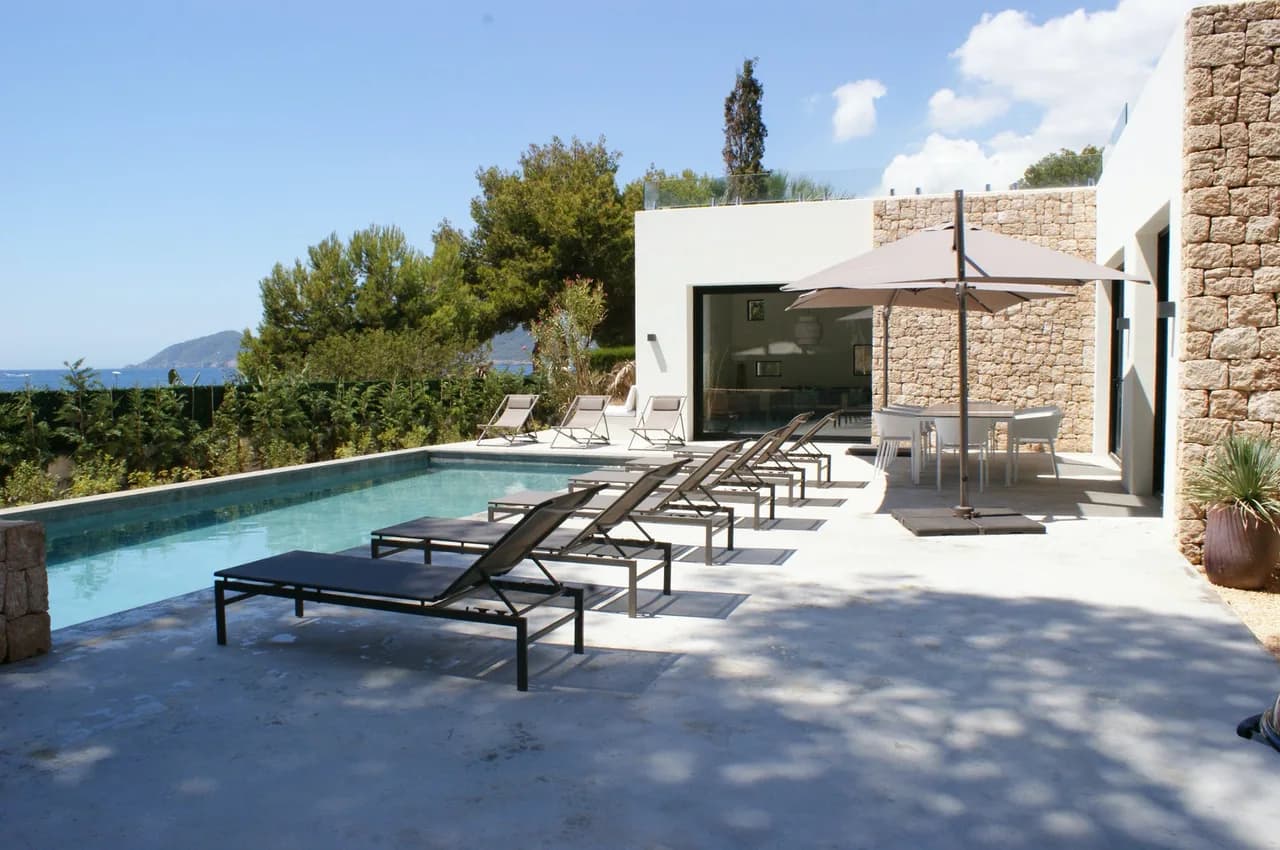 Frontline 4 bedroom property, with an outstanding sea view, perfectly located close by the beach