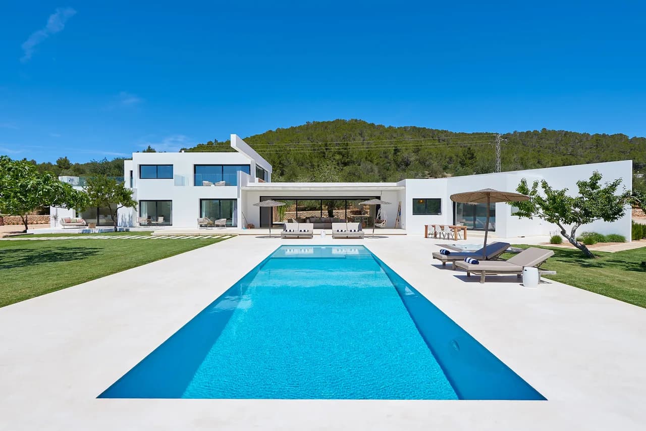 Exquisite luxury villa in the North, with vast outdoor spaces and countryside vistas