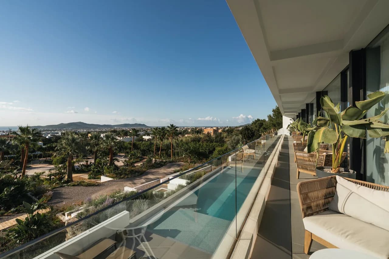 LUXURIOUS MODERN VILLA WITH EASY ACCESS TO IBIZA TOWN AND PLAYA D'EN BOSSA