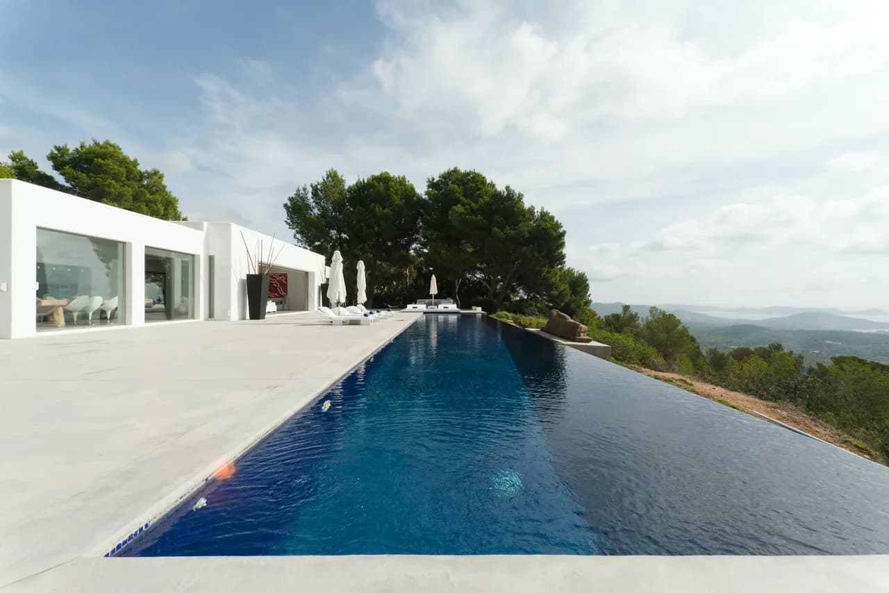 LUXURIOUS VILLA WITH BEAUTIFUL SEA VIEWS