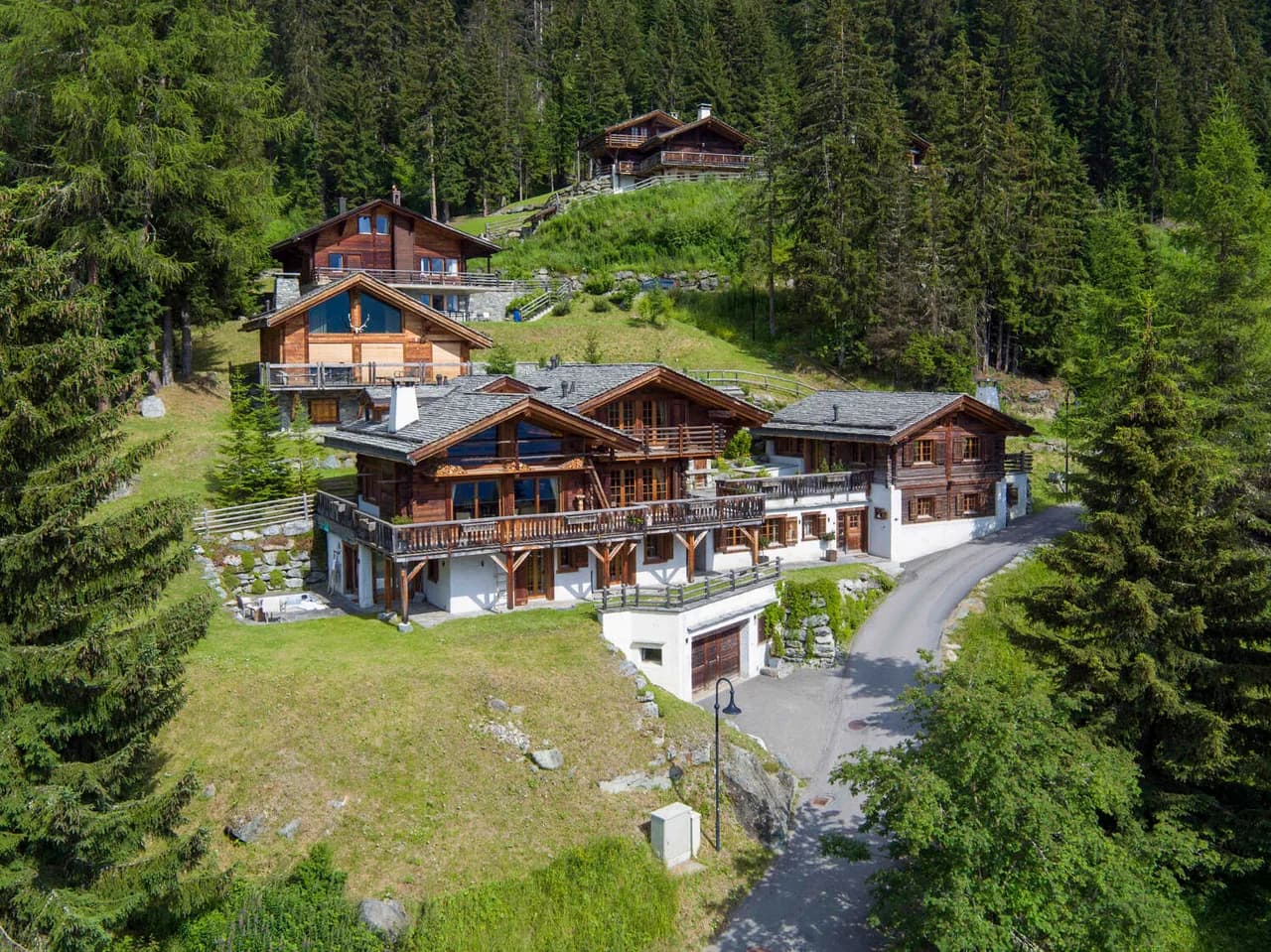 TRADITIONAL WOODEN CHALET WITH OUTDOOR JACUZZI AND MEDITATION ROOM