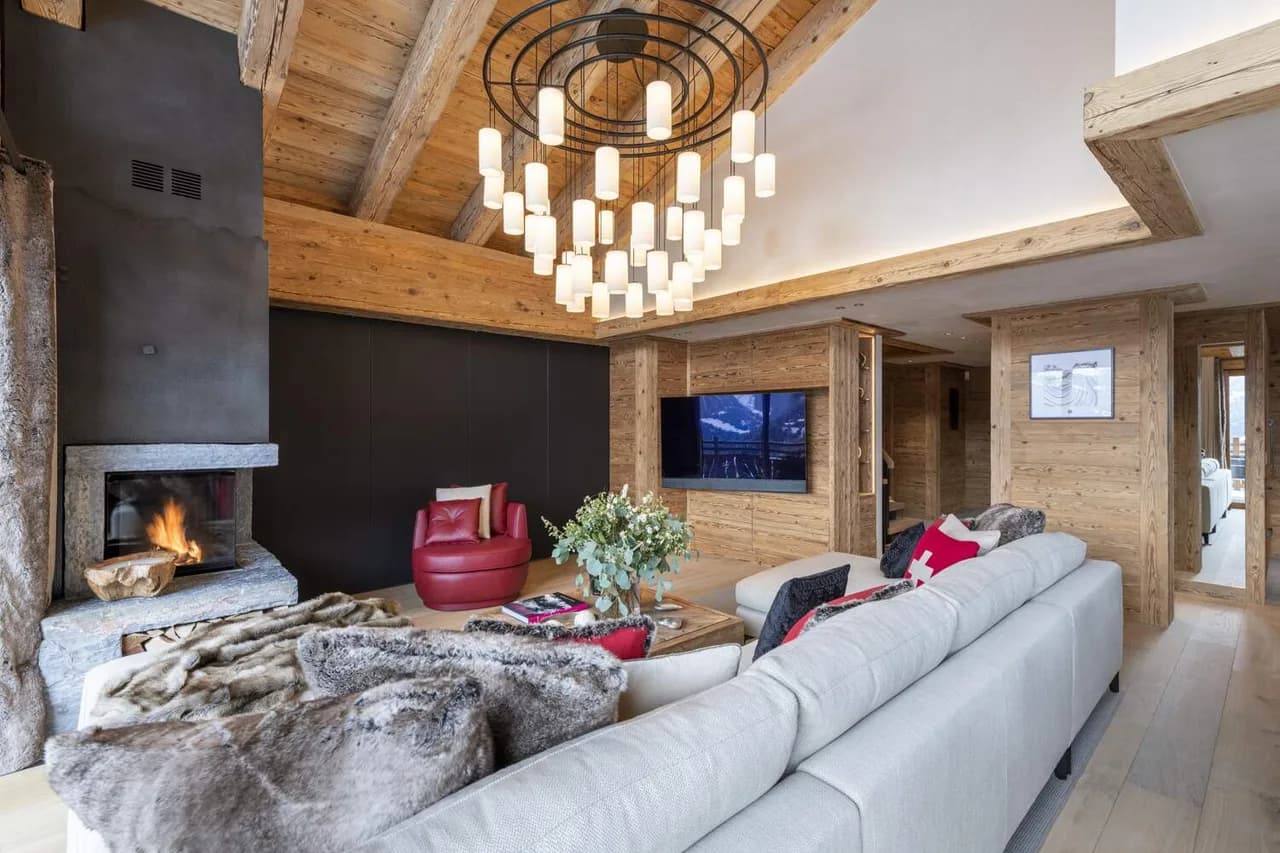 SPECTACULAR HOUSE WITH OUTDOOR JACUZZI AND PICTURESQUE MOUNTAIN VIEWS