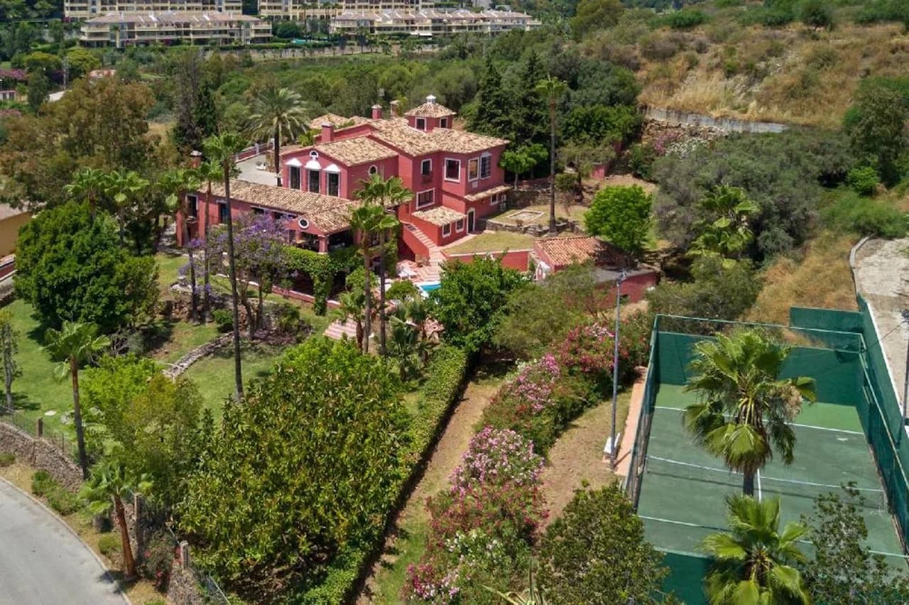 Exclusive Villa With With High Quality Features and Beautifully Landscaped Grounds