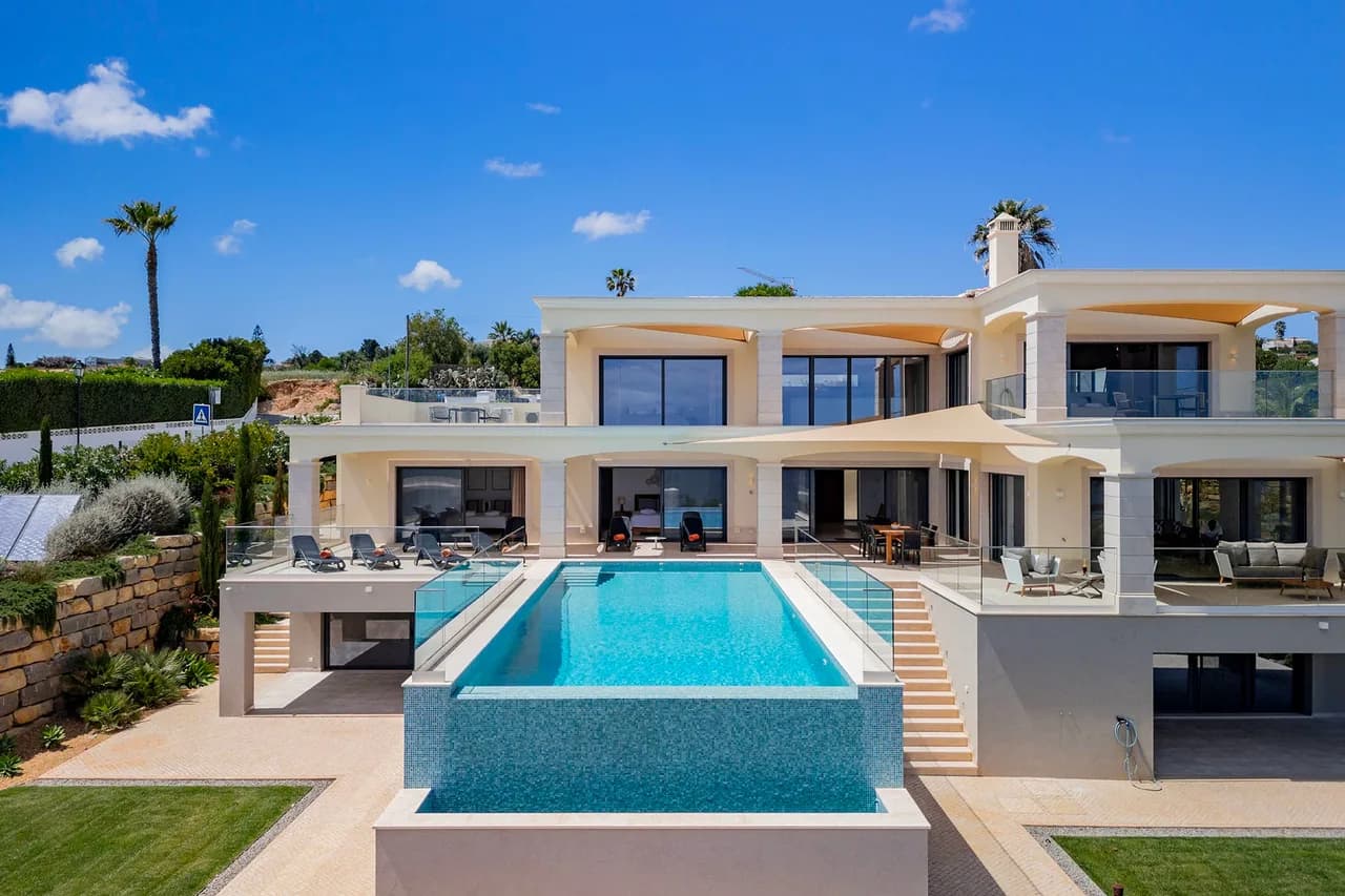 Magnificent 4-bedroom Villa Decorated With Comfort