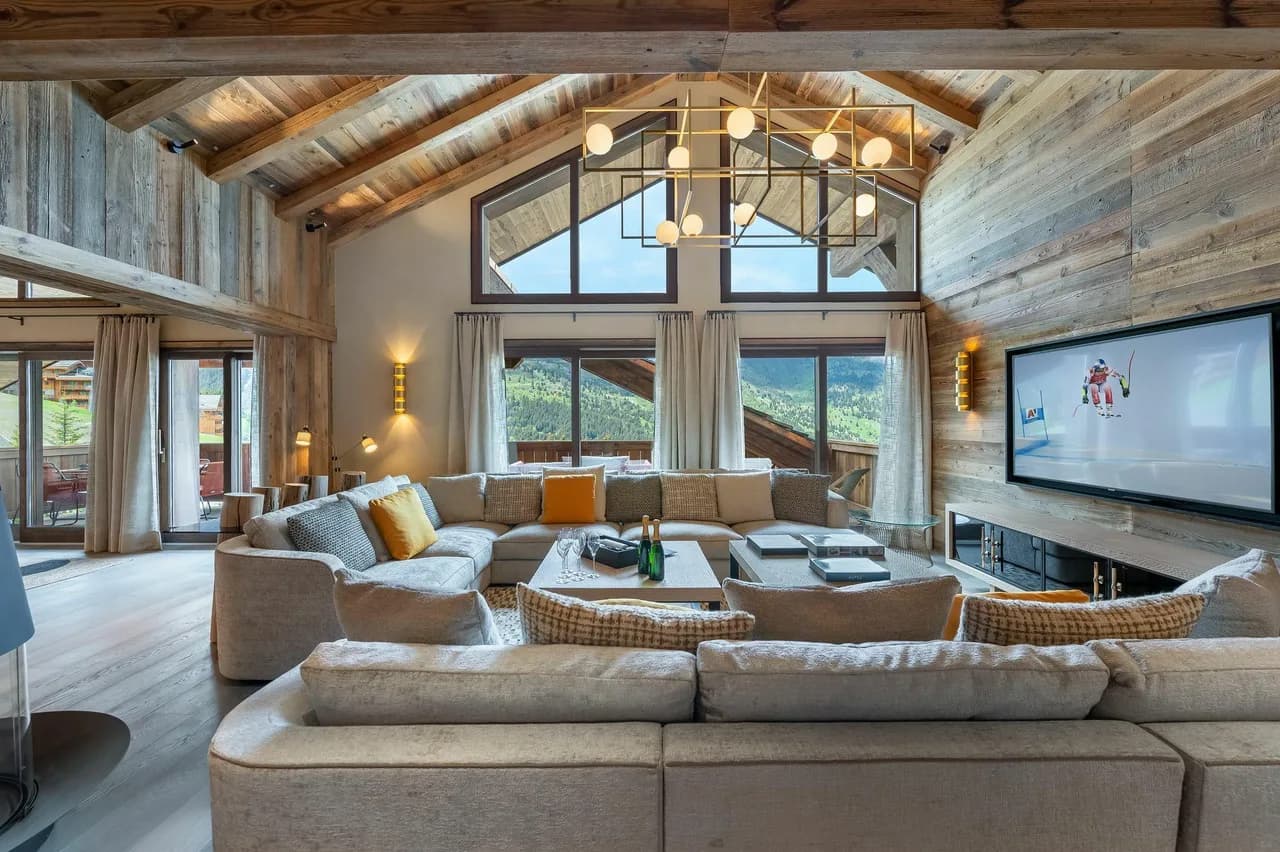 Stunning Alpine Escape With Pool Table & Views