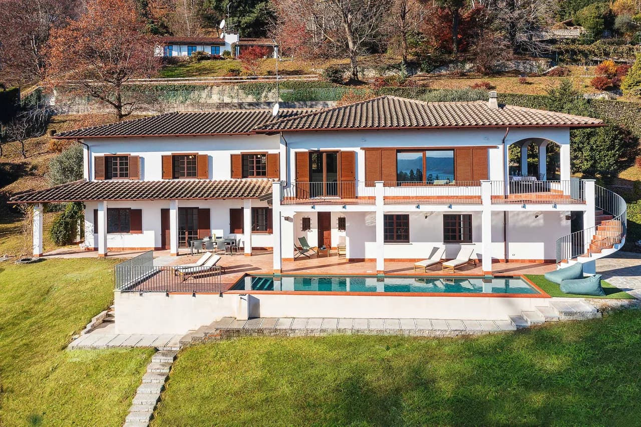 Villa With Magnificent Lakefront Pool
