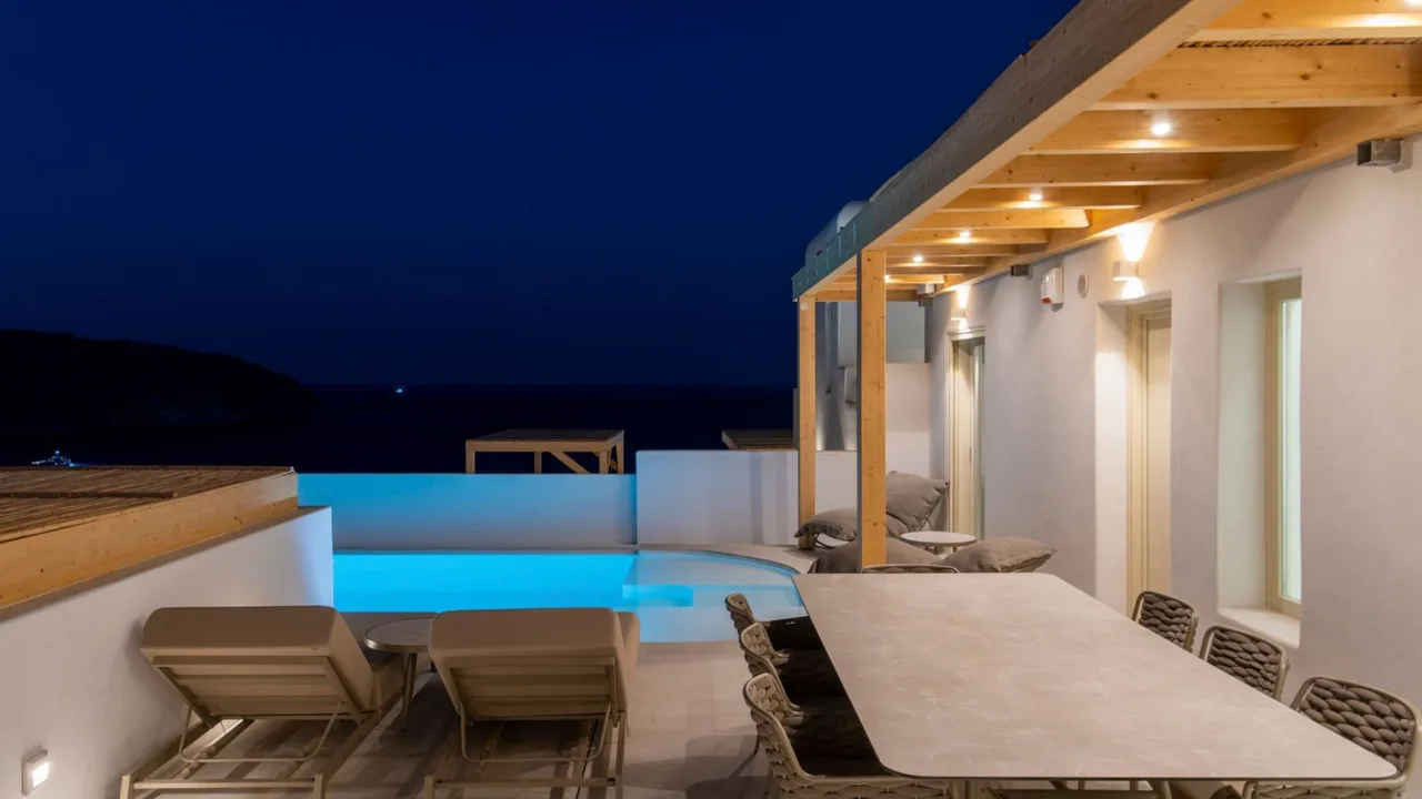 Sophisticated Villa Near Super Paradise Beach