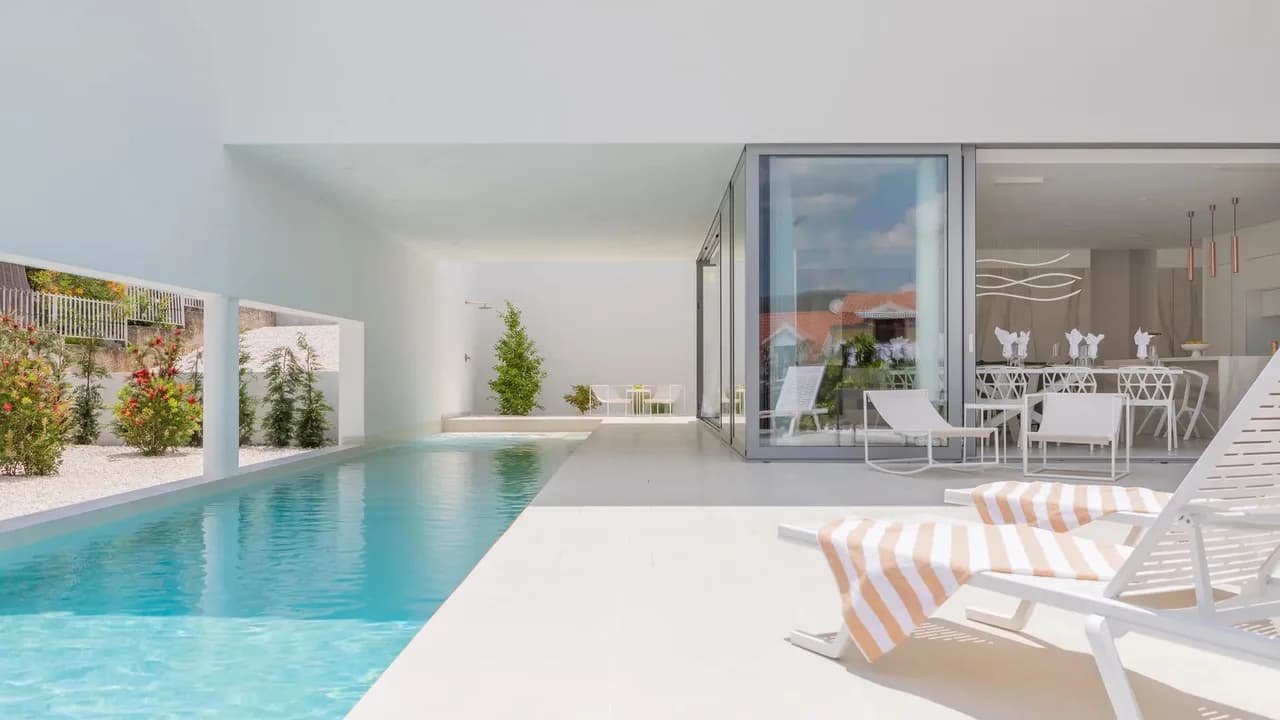 High-end Villa With Glass Walls