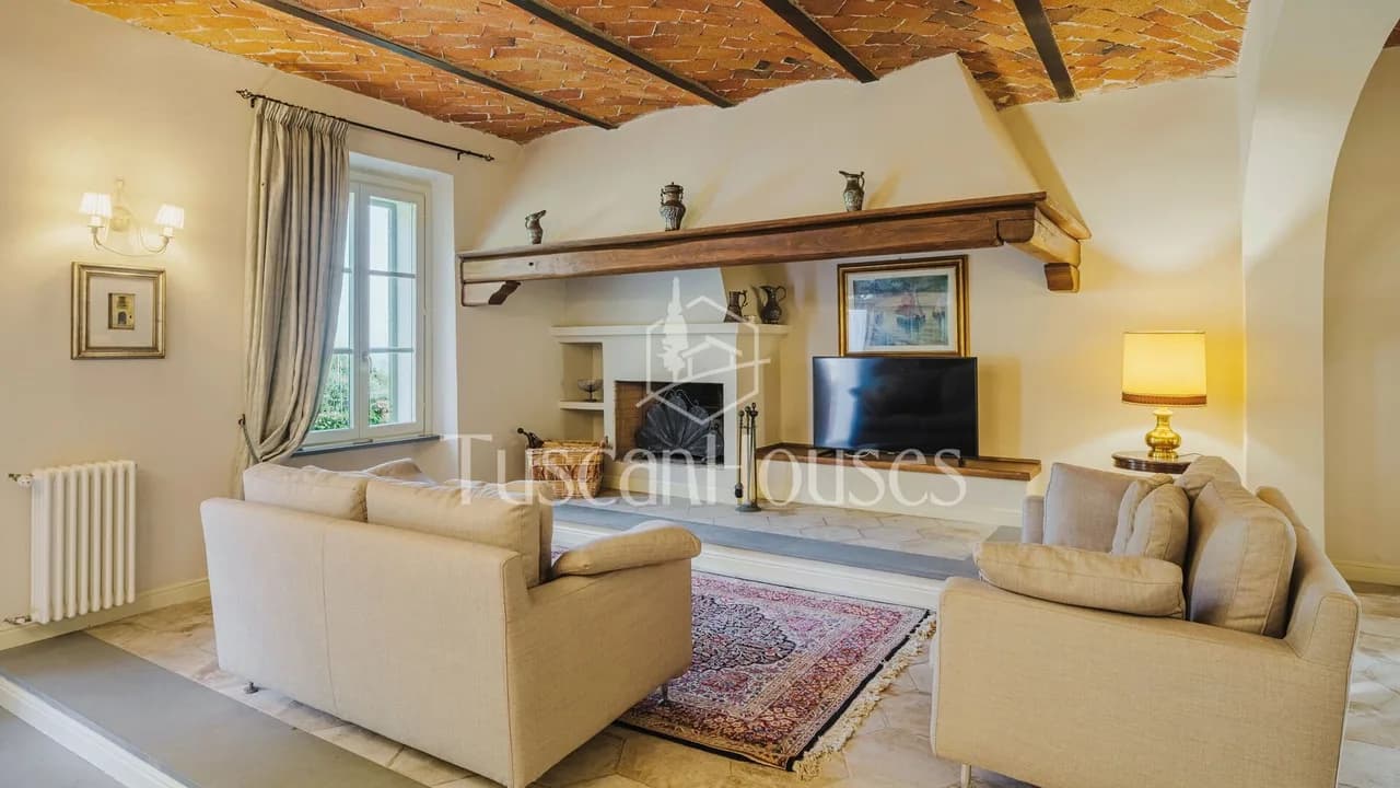 Scenic Tuscan Countryside Villa Stay