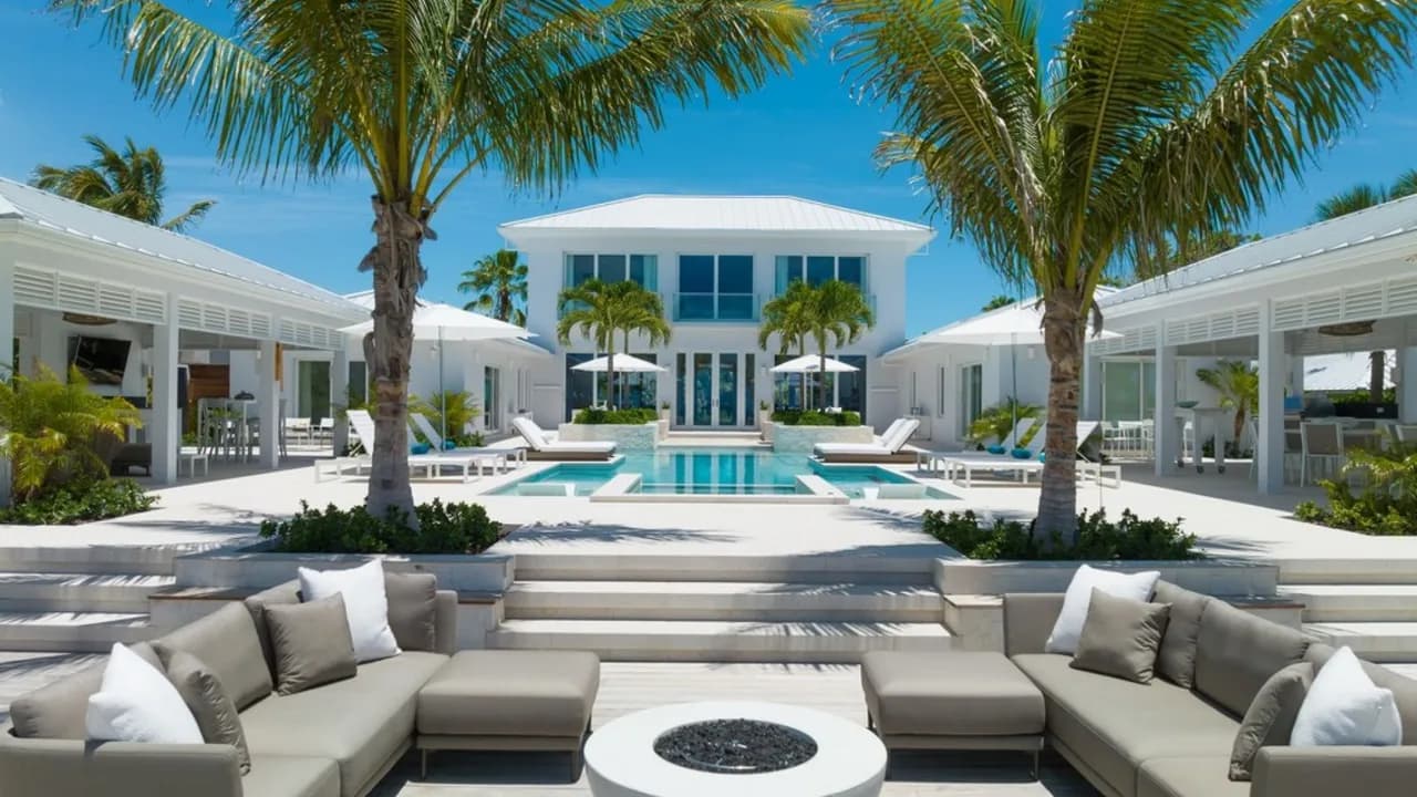 Gorgeous Beachfront Villa With Outdoor Lounge