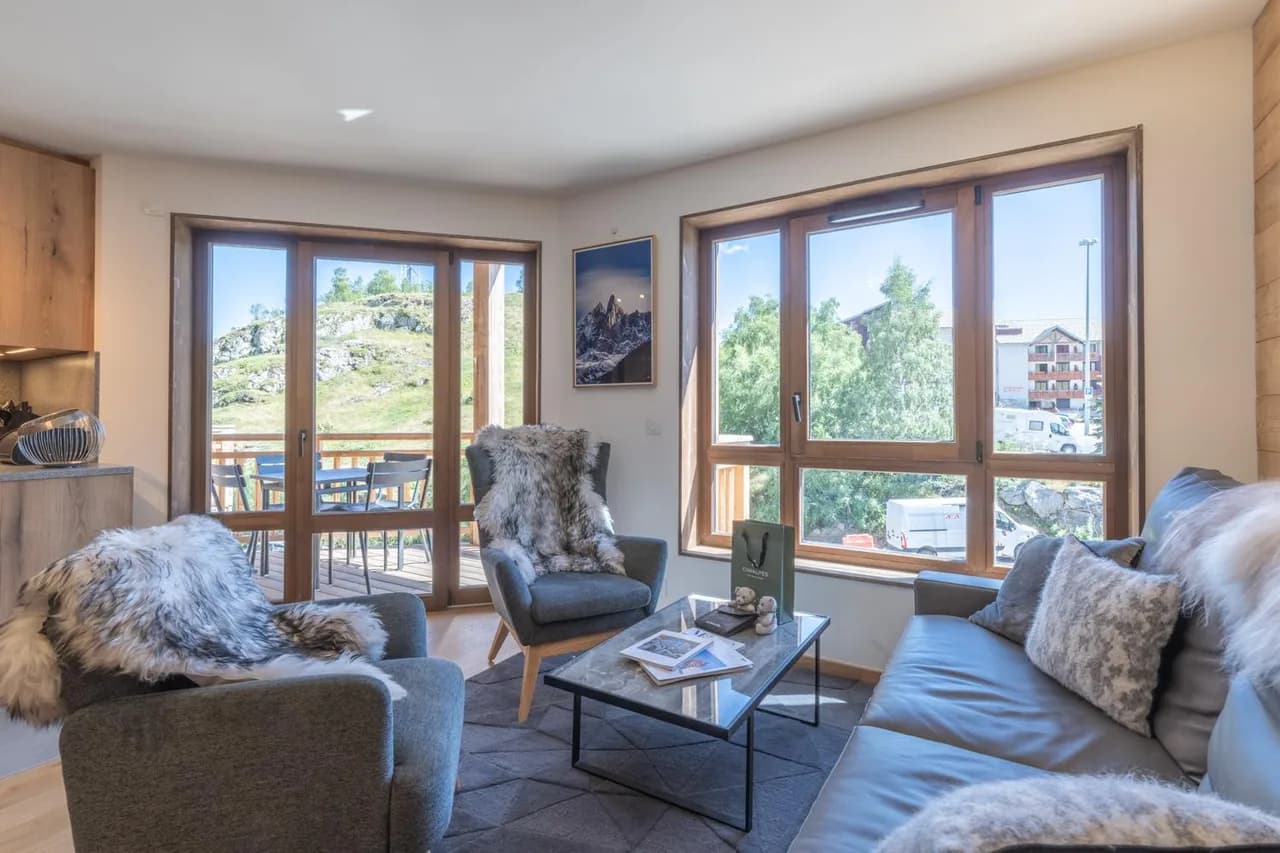 Bright Ski Apartment With Mountain Views