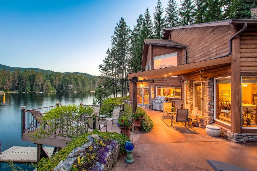 Lakeside Four Bedroom Lodge in Coeur d'Alene Area