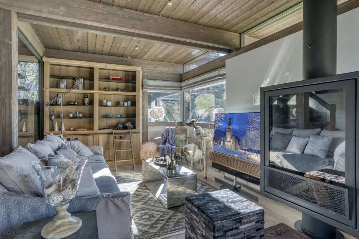 Light-Filled Chalet On Ski Slopes