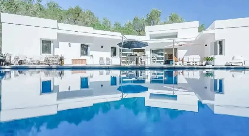 Modern 6-Bedroom Chic Villa with Pool
