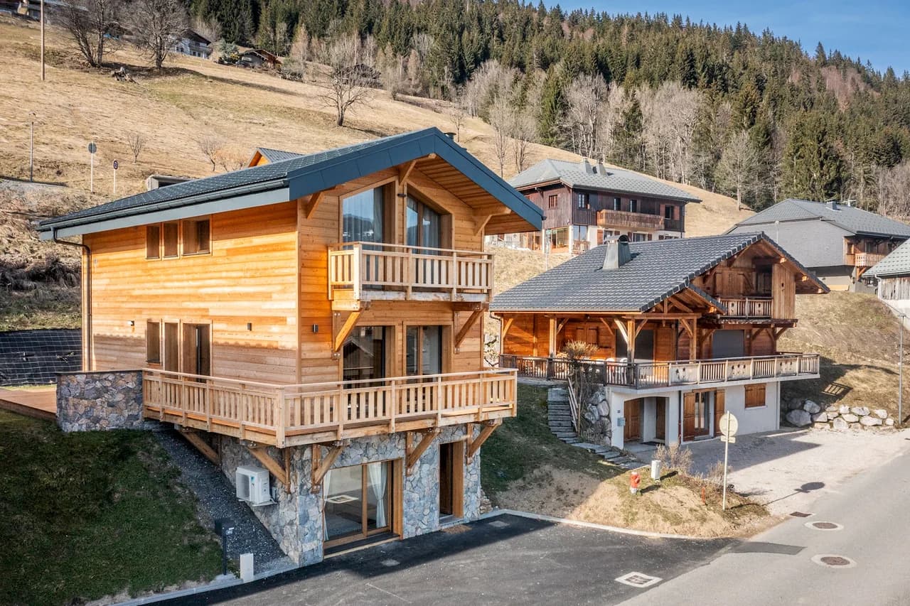 Chalet with Sauna and Jacuzzi in La Côte-d'Arbroz