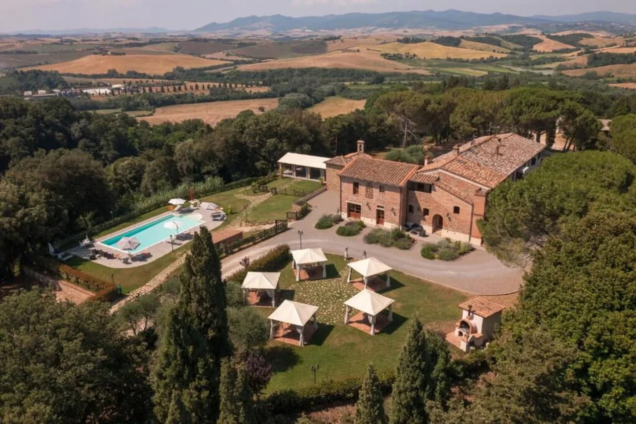 Poolside Two Bedroom Apartment in Peccioli