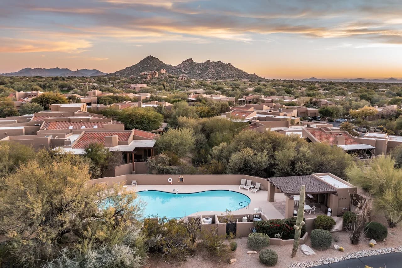 Santa Fe-Style Villa in Scottsdale