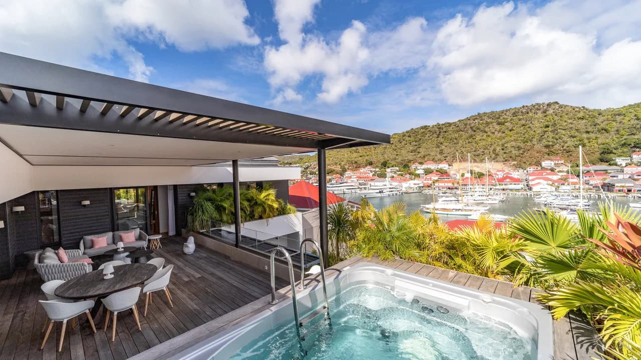 Airy Apartment with Elevator in Gustavia