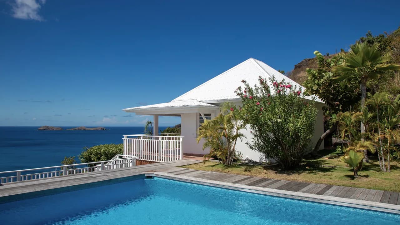 Single-Story Estate with Two Private Pools in Lorient