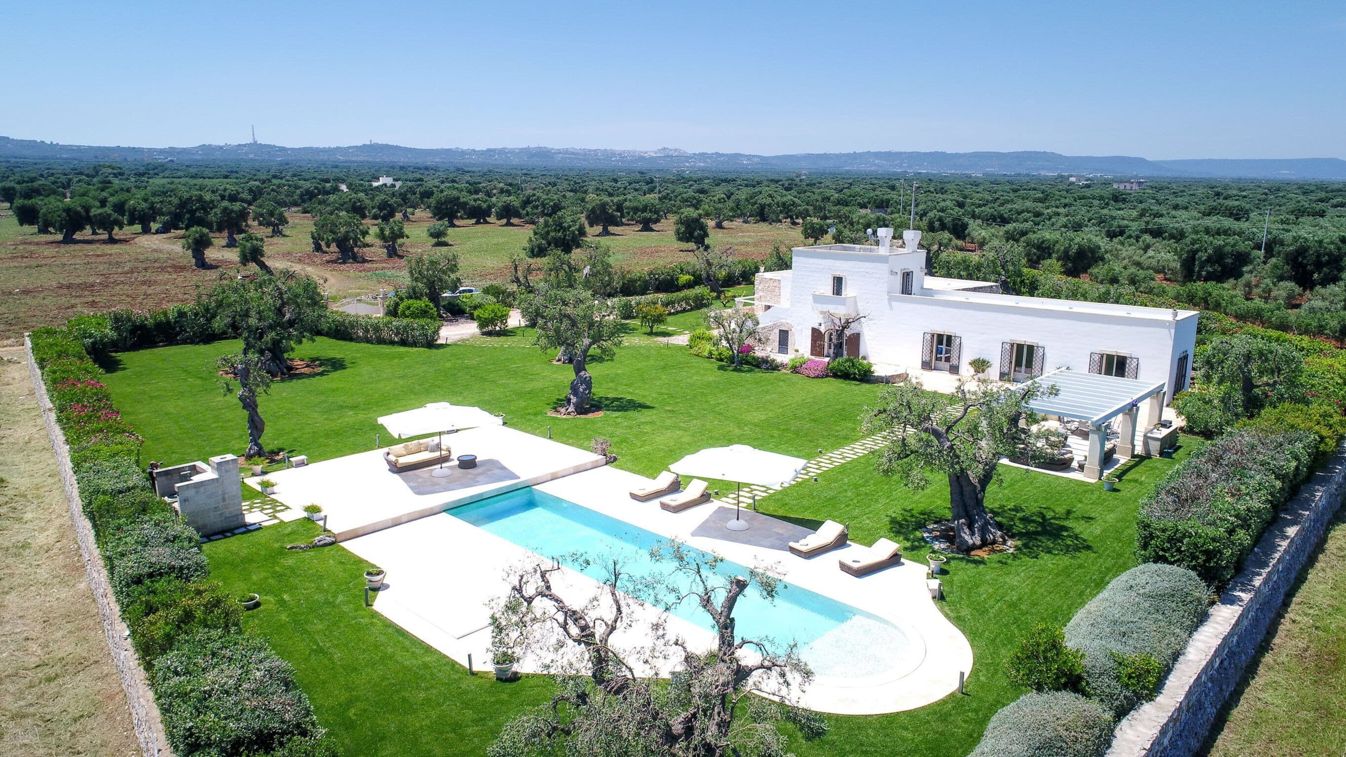 Terrace-View Four Bedroom Villa in Ostuni